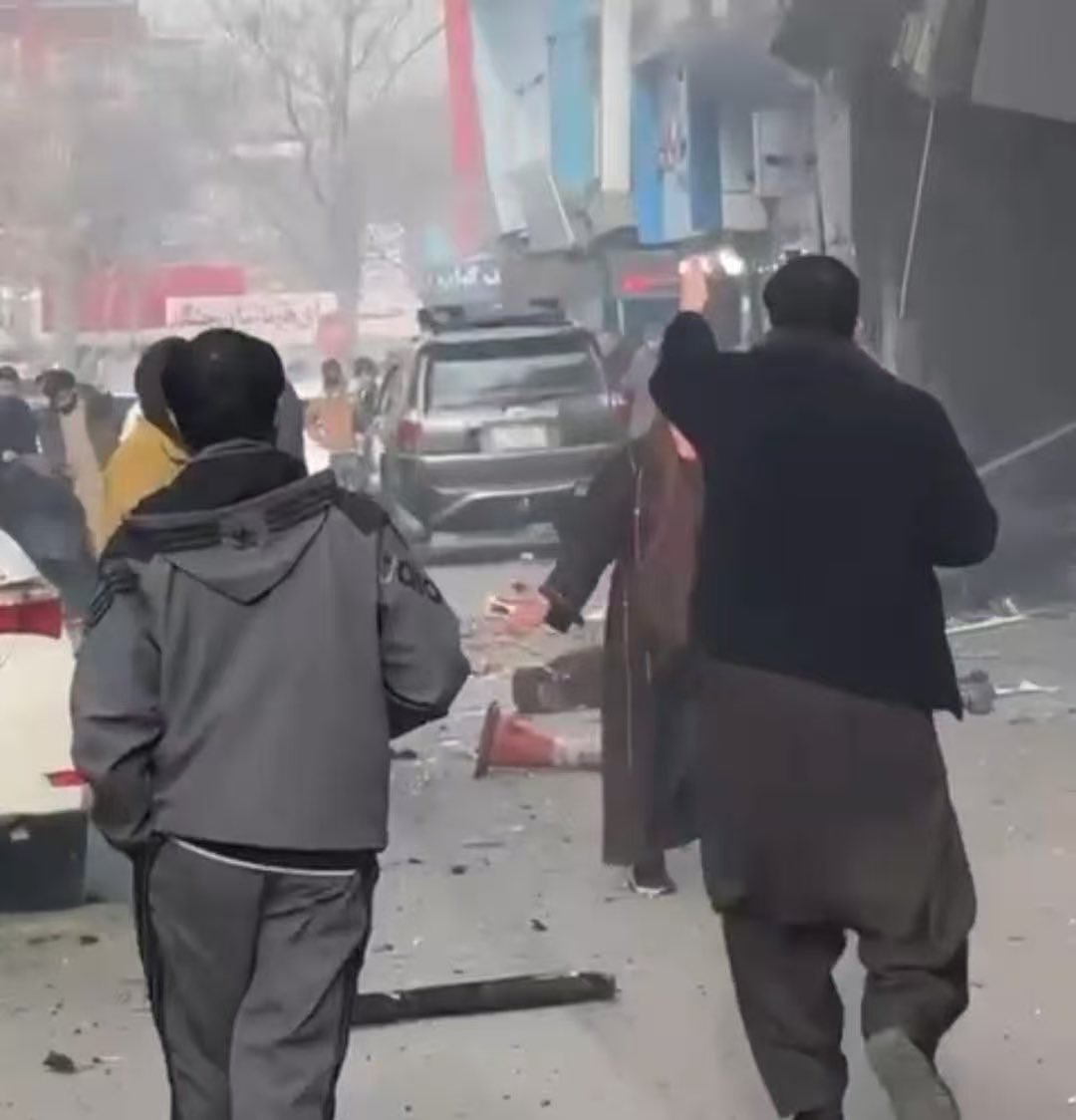 Repor_Line's tweet image. Latest Details on the Explosion in Kabul! 🚨
According to information from the Kabul Police Command, an explosion occurred this afternoon in the Gulforoshi alley of Shahr-e-Naw, Kabul, at a joint Chinese–Afghan restaurant known as Chinese Noodle. The incident resulted in…
