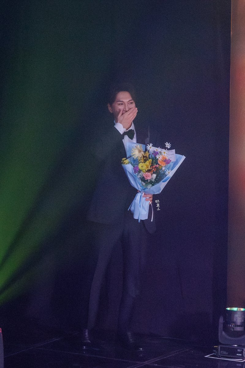 여우주연상 이름 불리자마자
소대에서 꽃들고 스멀스멀 나오더니
이러구 계셨다구... 귀여웡....