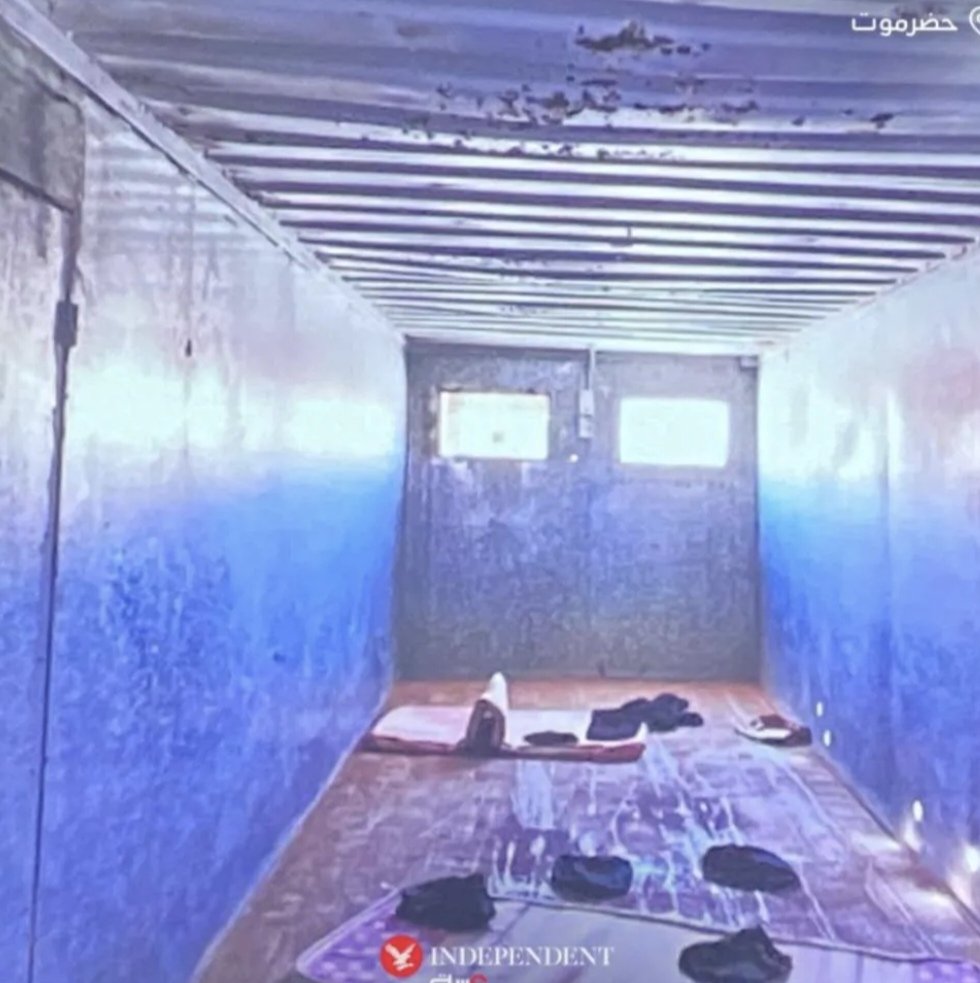 48hour's tweet image. 🔺من داخل سجون الإماراتيه باليمن 
.
- اليمن ينشر الآن مشاهد من الممارسات والانتاكات والسجون السرية الإماراتية في محافظة حضرموت .
- اكتشاف سجون سرية تابعة للامارات داخل اليمن بزنازين ضيقة للغاية لا تسمح حتى بالجلوس .
.
#سجون_الإمارات_السرية