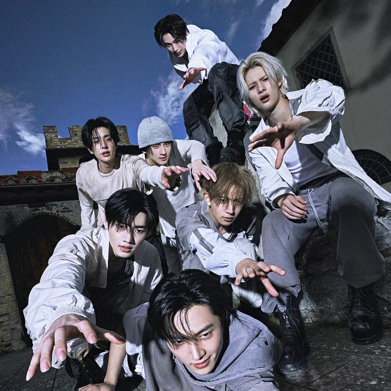 kchartsmaster's tweet image. Highest 1st day of sales on Hanteo in 2026 so far:

1. #ENHYPEN, THE SIN: VANISH — 1,652,550 copies
2. #ALPHADRIVEONE, EUPHORIA — 1,130,405 copies
3. #DxS, 송야곡 — 520,334 copies
4. #EXO, REVERXE — 265,934 copies 🆕