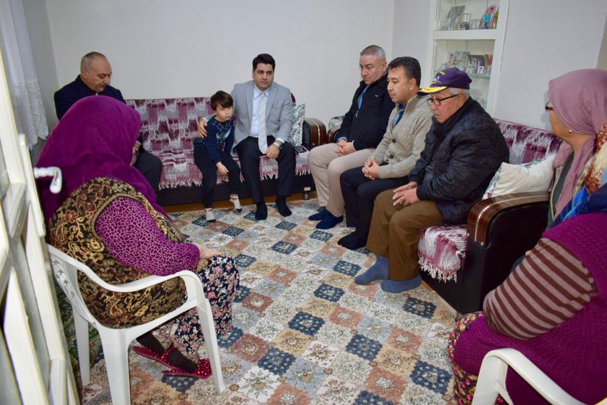 Kaymakamımız Mehmet Kaan KİNİ, ilgili kurum amirleriyle birlikte Kaymakamlığımız personeli, mesai arkadaşımız Abdullah Koyun’un vefat eden babaannesi için taziye ziyaretinde bulunarak ailesine başsağlığı dileklerini iletti.