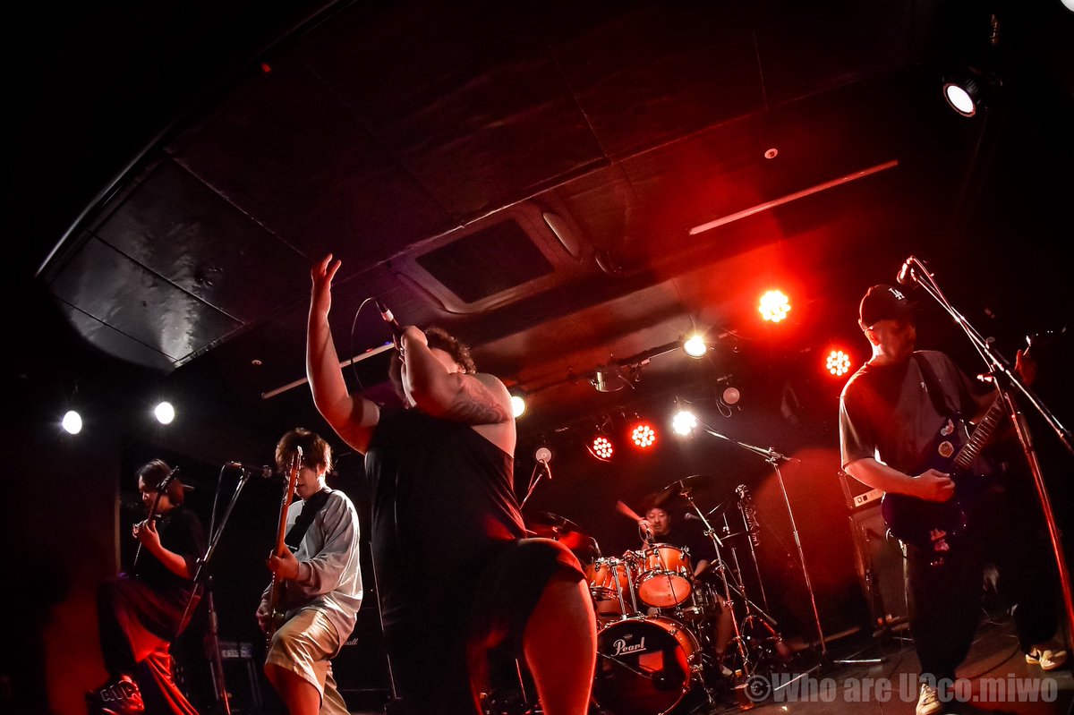 NOY_003's tweet photo. 『GREAT TOO HOT HOURS Vol.1』

②NEW SCRIPT NUMBER

出会ってから12年、そして003も一時期所属していた、ハードコアバンド

元メンバーだから言う、過去一かっこよかった

足元いっぱいあったGtの浅見がまさかのアン直でビックリしたし、Drmのシンさんは相変わらずオシャカワだったし、初めましてのメンバーのGtマサシ
さんとBaジンボさんめっちゃカッコよかったし、Voのシブさんは…実家的な安心感がありました

個人的ハイライトは、シブさんとヤスが顔見合わせて涙ぐんだのを見て泣いたオオミです