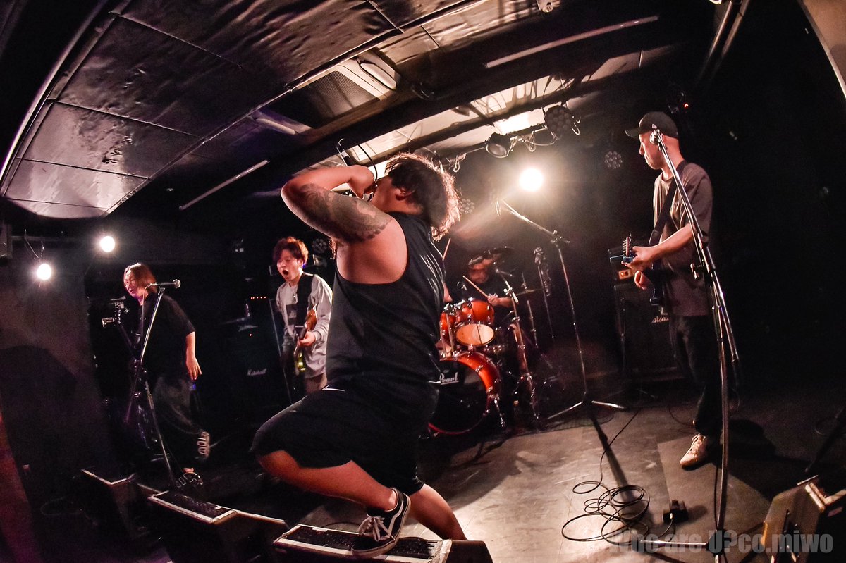 NOY_003's tweet photo. 『GREAT TOO HOT HOURS Vol.1』

②NEW SCRIPT NUMBER

出会ってから12年、そして003も一時期所属していた、ハードコアバンド

元メンバーだから言う、過去一かっこよかった

足元いっぱいあったGtの浅見がまさかのアン直でビックリしたし、Drmのシンさんは相変わらずオシャカワだったし、初めましてのメンバーのGtマサシ
さんとBaジンボさんめっちゃカッコよかったし、Voのシブさんは…実家的な安心感がありました

個人的ハイライトは、シブさんとヤスが顔見合わせて涙ぐんだのを見て泣いたオオミです