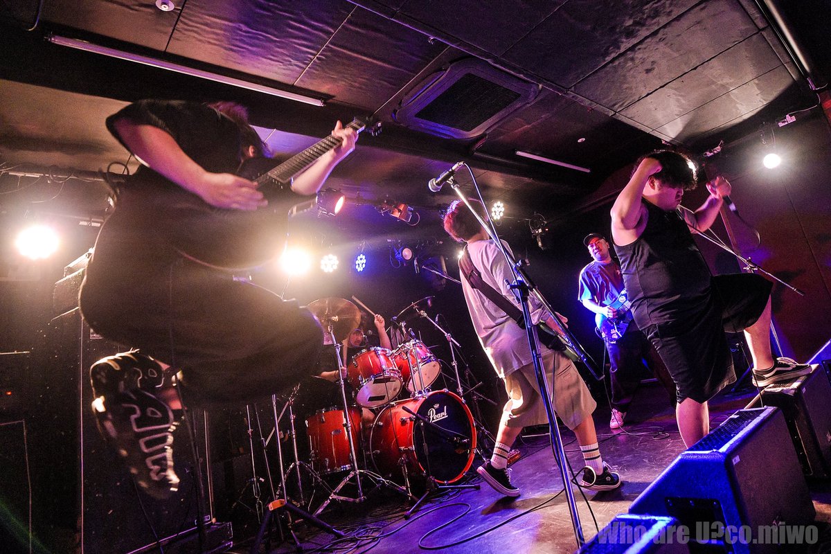 NOY_003's tweet photo. 『GREAT TOO HOT HOURS Vol.1』

②NEW SCRIPT NUMBER

出会ってから12年、そして003も一時期所属していた、ハードコアバンド

元メンバーだから言う、過去一かっこよかった

足元いっぱいあったGtの浅見がまさかのアン直でビックリしたし、Drmのシンさんは相変わらずオシャカワだったし、初めましてのメンバーのGtマサシ
さんとBaジンボさんめっちゃカッコよかったし、Voのシブさんは…実家的な安心感がありました

個人的ハイライトは、シブさんとヤスが顔見合わせて涙ぐんだのを見て泣いたオオミです