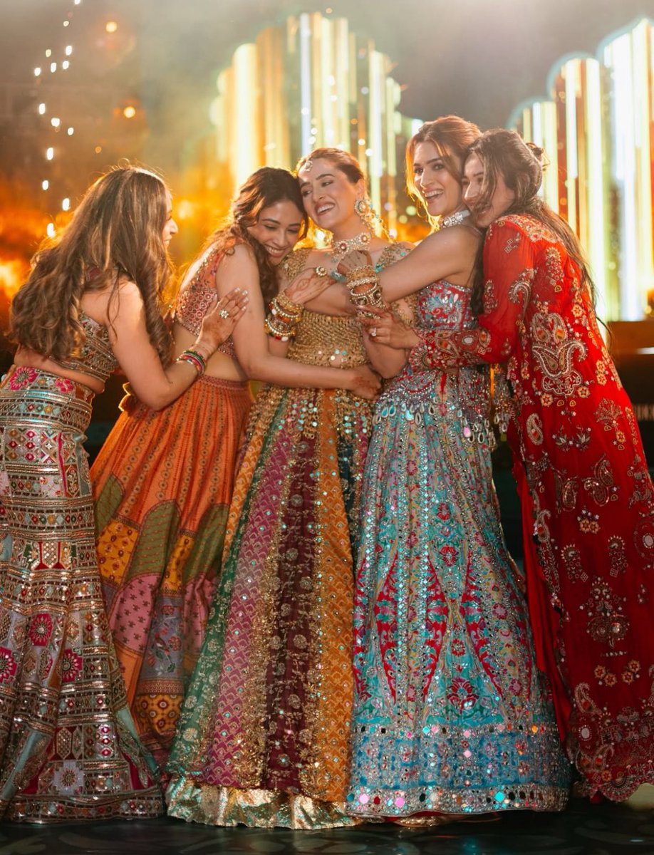 filmfare's tweet image. #KritiSanon’s photo dump from #StebinBen and #NupurSanon’s wedding is all heart.❤️