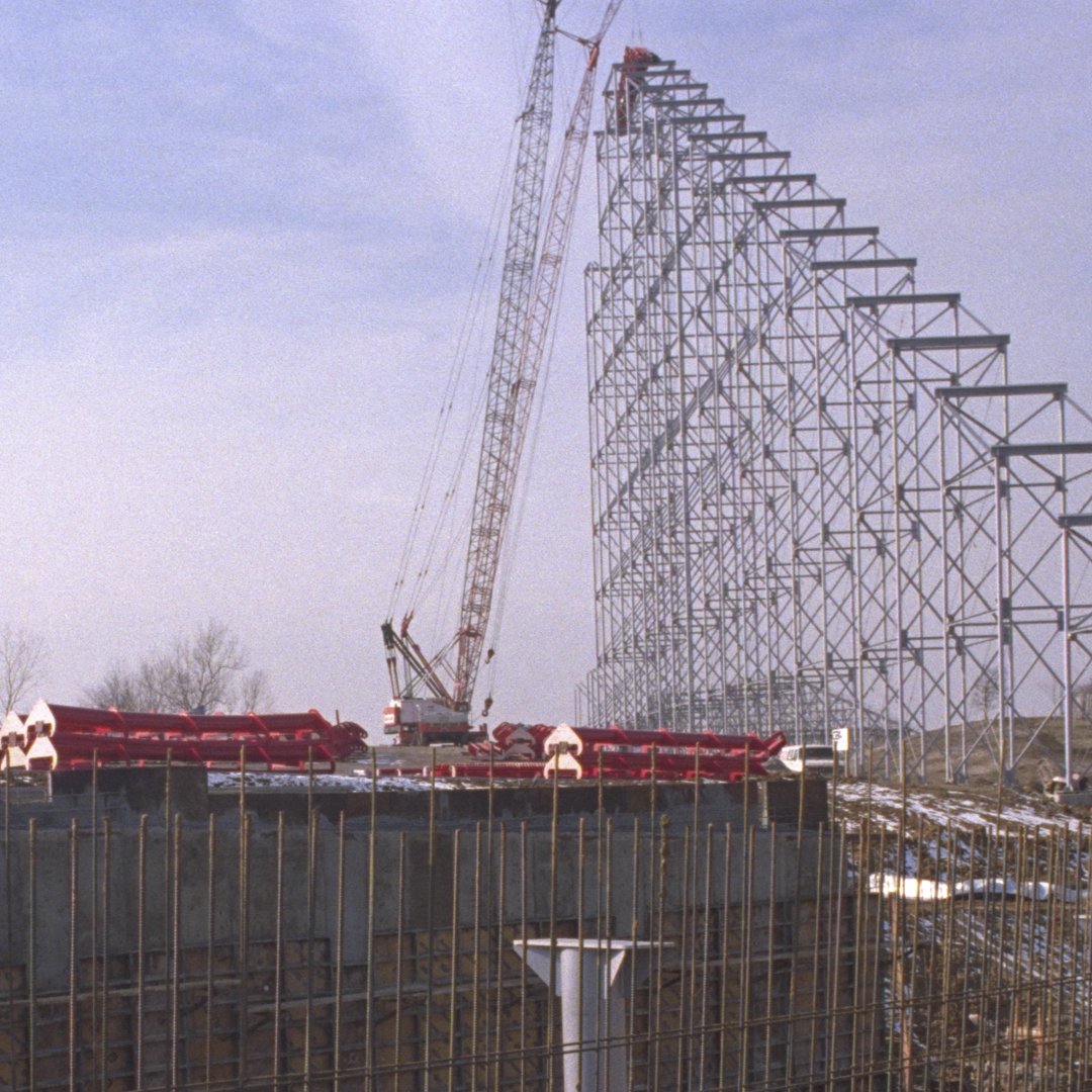 worldsoffun's tweet image. #OnThisDay 28 years ago, Mamba hit a major milestone as crews topped off the coaster's 205-foot-tall lift hill. 🎢