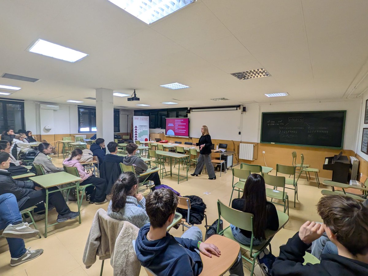 clam_coop's tweet photo. Seguimos acercando el cooperativismo a las aulas y también hemos visitado el IES Fray Andrés de Puertollano. Nuestra directora ha impartido una charla a cerca de 40 alumnos de 2º de Bachillerato sobre el modelo cooperativo y la economía social
#ClamCoopMeta #EconomíaSocial https://t.co/4STFahjMqf