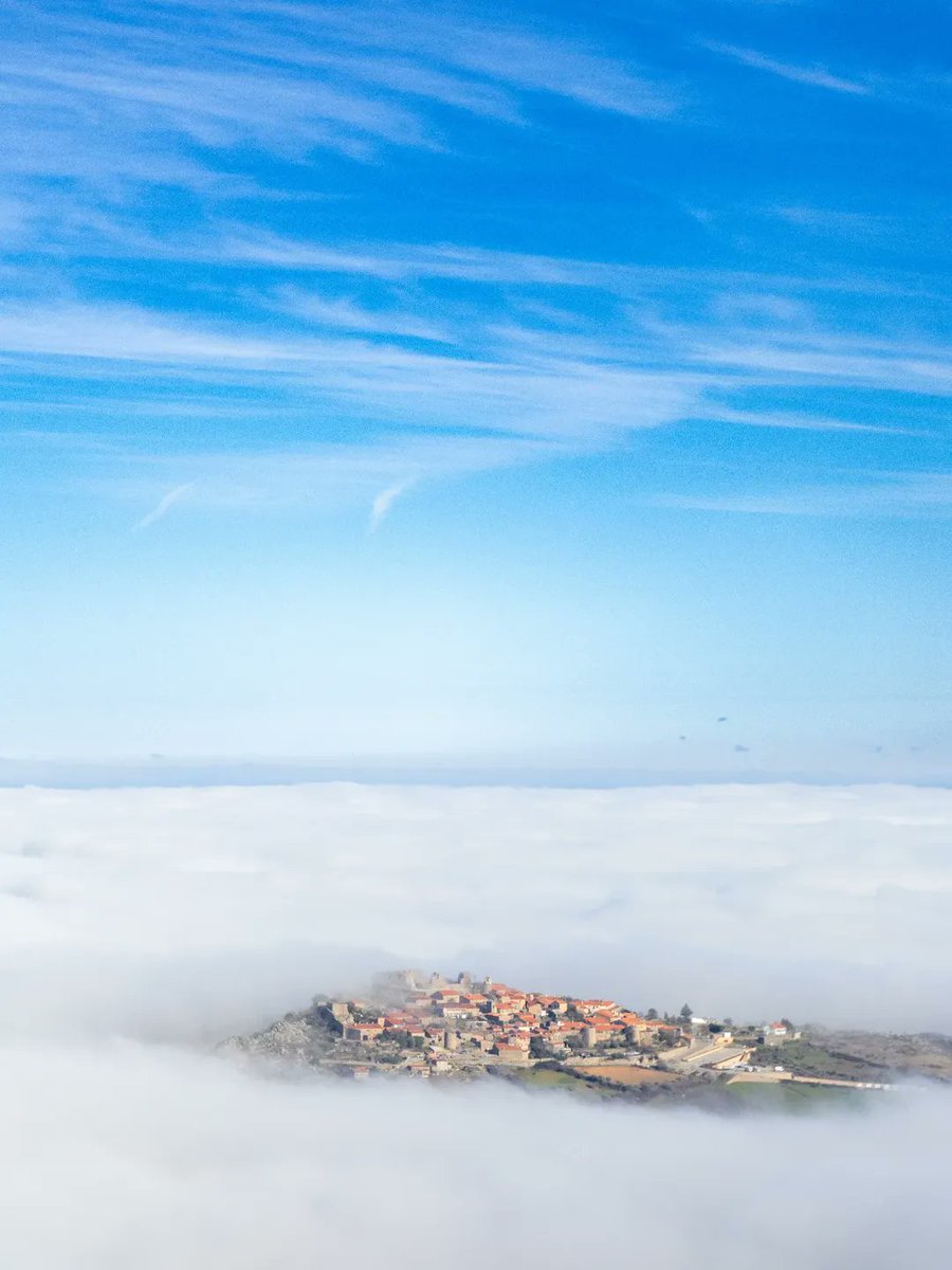 AHistoricasPT's tweet photo. Se dúvidas houvesse que Castelo Rodrigo é um pequeno paraíso... Ei-la, a espreitar por entre as nuvens! 🤍

📸 @_pedro_sobral

#CasteloRodrigo #AldeiasHistoricas #AldeiasHistoricasdePortugal https://t.co/aZ4gKyS2Z5