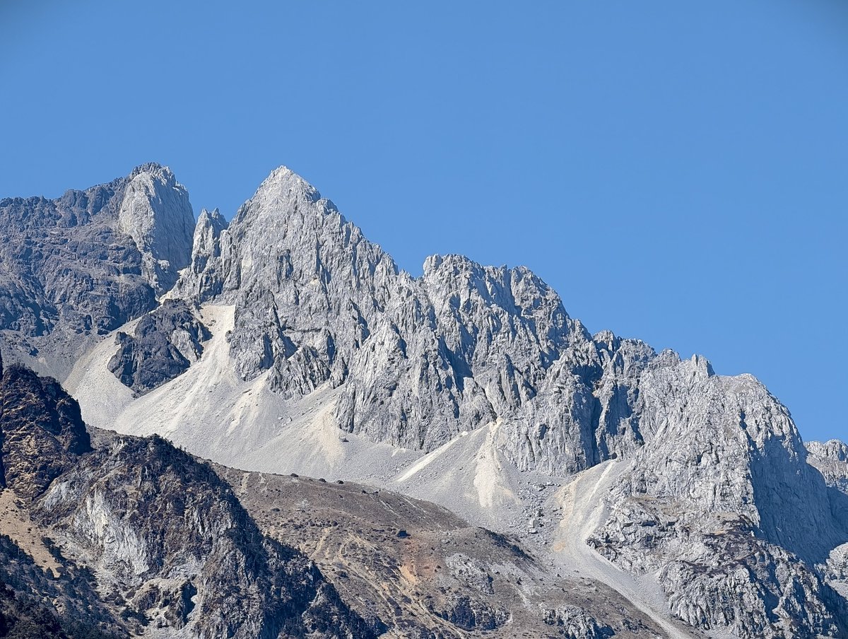 Pak_GZ's tweet image. 这雪山和天空的颜色，纯净得像游戏里的画面，却是真的😂