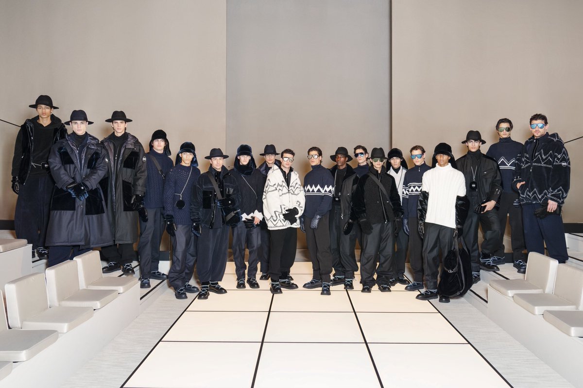 A vision of relaxed volumes and iridescent textures, where colour appears in shifting light, shaped by Leo Dell'Orco's debut vision. Cangiante, the Giorgio Armani Fall/Winter 2026-2027 Men's collection, presented at the theatre in Via Borgonuovo 21.