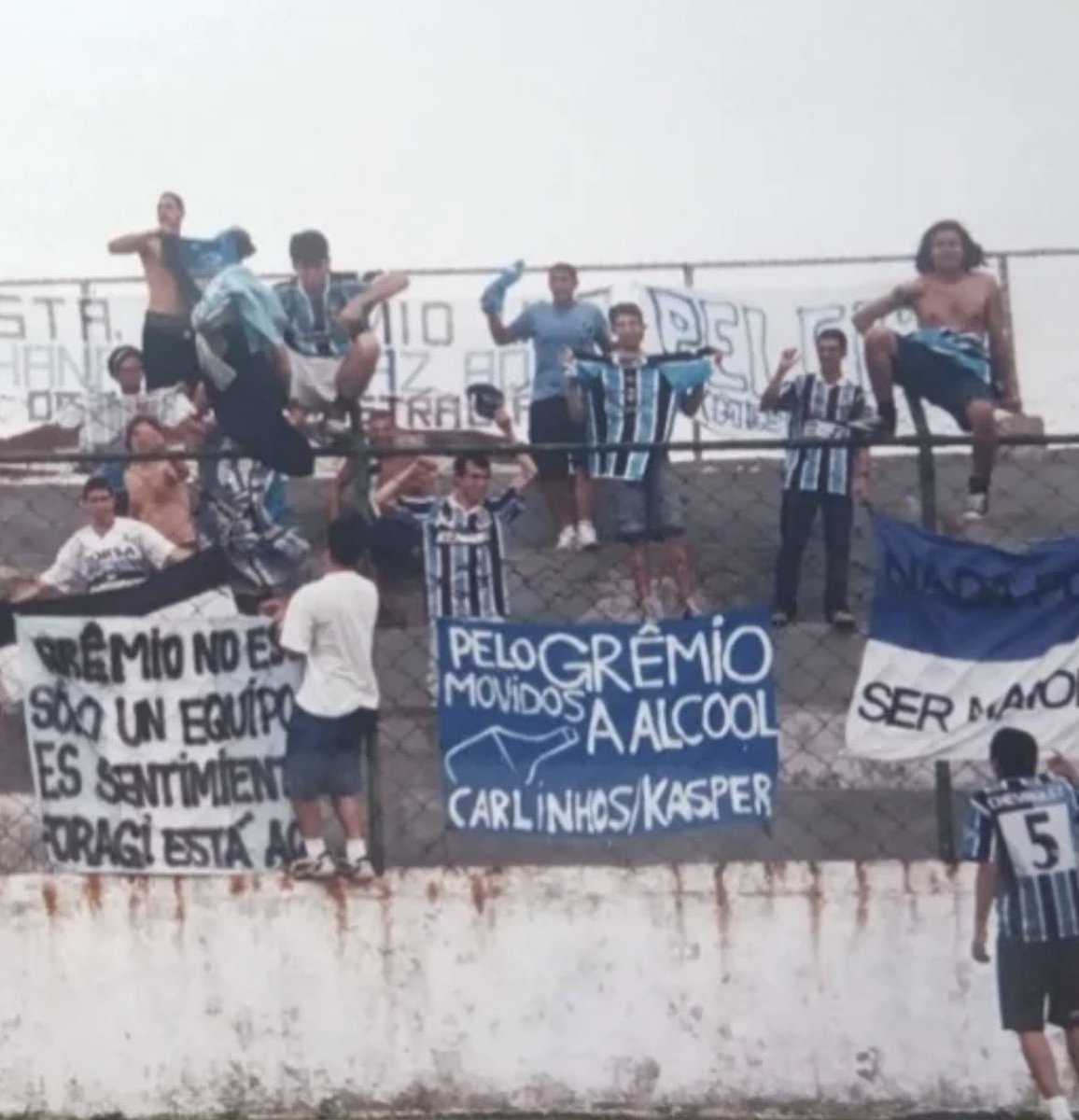 calogheras's tweet photo. Pelo Grêmio movidos a álcool, 2003 em Santos. O tempo voa. https://t.co/v9wNMJlpRv
