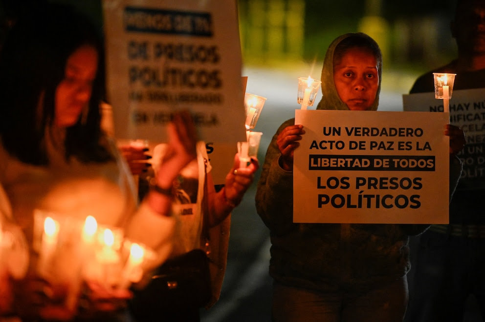 Cuando se encarcela injustamente por motivos políticos, se destruye no solo la vida del detenido sino también la de su familia y crea daño severo en la sociedad que cree en la justicia, la libertad y la democracia. #LibertadParaLosPresosPolíticos 🇻🇪 <a href="/provea/">Provea Provea</a> <a href="/CIDH/">CIDH - IACHR</a> <a href="/TAMARA_SUJU/">Tamara Suju</a>