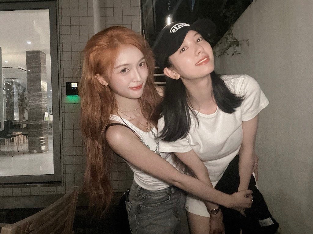 jimschalala's tweet image. 2016 - 2026 อูจูโซนยอเป็นอูจูโซนยอมาแล้ว 10 ปี เมมจีน-เกา แยกย้ายกันไปเติบโตแต่พวกชีไม่เคยลืมกันเลย ดาวอนออกจากค่ายสักรูปดาว 13 ดวงเป็นตัวแทนของมบ.อูจู 13 คน ที่จะเปล่งประกายในชีวิตพี่เสมอ โชคชะตาอาจะเล่นตลกกับพวกชีไปหน่อยแต่มิตรภาพ ความรักที่พวกชีมีให้กันยังมั่นคงเสมอเลยอ่ะ😭