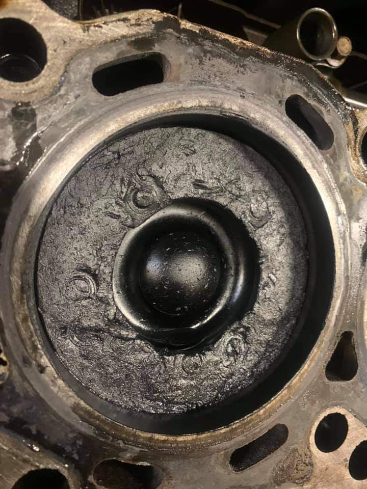 strokerdiesel's tweet photo. Well it looks like this 6.0 Powerstroke has seen better days

#strokerdiesel #diesel #dieselrepair #powerstroke #piston https://t.co/rvUfgBrH2v