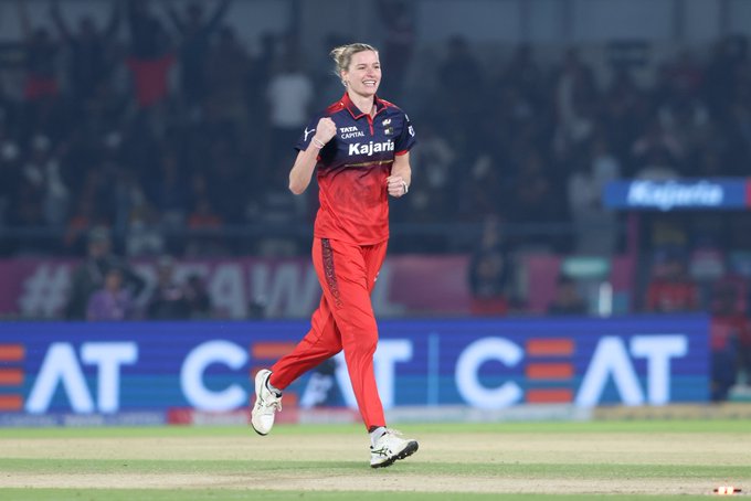 Another game, another early wicket for Lauren Bell 😏