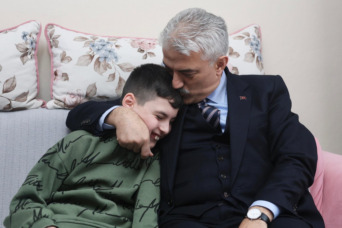 duzce_valiligi's tweet photo. 📍Akçakoca - Yalı Mahallesi 

Valimiz Sayın Mehmet Makas (@makasmehmet34) ve eşi Elif Makas Hanımefendi, 29 Aralık 2025'te Yalova'da terör örgütü DEAŞ'a yönelik gerçekleştirilen operasyonda şehit düşen kahraman polis memurumuz Turgut Külünk’ün ailesine, taziye ziyaretinde bulundu. 

Sayın Valimiz, kahraman şehidimize Allah’tan rahmet dileyerek, ailesine sağlıklı ömür dileklerini iletti.