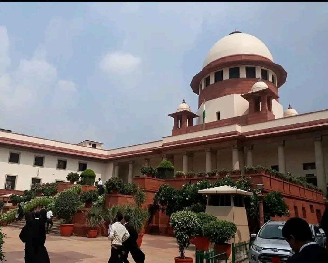 News_7D's tweet photo. कर्नल सोफिया कुरैशी पर विवादित टिप्पणी: MP सरकार को सुप्रीम कोर्ट की सख्त फटकार 

कर्नल सोफिया कुरैशी पर की गई विवादित टिप्पणी को लेकर सुप्रीम कोर्ट ने मध्य प्रदेश सरकार को कड़े शब्दों में फटकार लगाई है। यह मामला प्रदेश के मंत्री विजय शाह से जुड़ा है, जिनके खिलाफ मुकदमा चलाने की अनुमति (प्रॉसिक्यूशन सैंक्शन) पर राज्य सरकार अब तक कोई फैसला नहीं ले पाई है।

सुप्रीम कोर्ट ने नाराज़गी जाहिर करते हुए कहा कि SIT की रिपोर्ट 19 अगस्त से राज्य सरकार के पास है, लेकिन 19 जनवरी तक भी कोई ठोस कार्रवाई नहीं की गई। अदालत ने सवाल उठाया कि इतने गंभीर और संवेदनशील मामले में फैसला लेने में इतनी देरी क्यों की जा रही है।

सुप्रीम कोर्ट ने स्पष्ट संदेश दिया कि कानून सभी के लिए समान है, चाहे वह आम नागरिक हो या मंत्री। यह मामला सिर्फ एक बयान तक सीमित नहीं है, बल्कि यह भारतीय सेना की प्रतिष्ठा, महिला अधिकारियों के सम्मान और संवैधानिक मूल्यों से जुड़ा हुआ है।

शीर्ष अदालत की सख्ती के बाद अब निगाहें मध्य प्रदेश सरकार पर हैं कि वह जल्द निर्णय लेकर यह साबित करे कि न्याय में देरी नहीं, बल्कि निष्पक्ष और समयबद्ध कार्रवाई ही उसकी प्राथमिकता है।