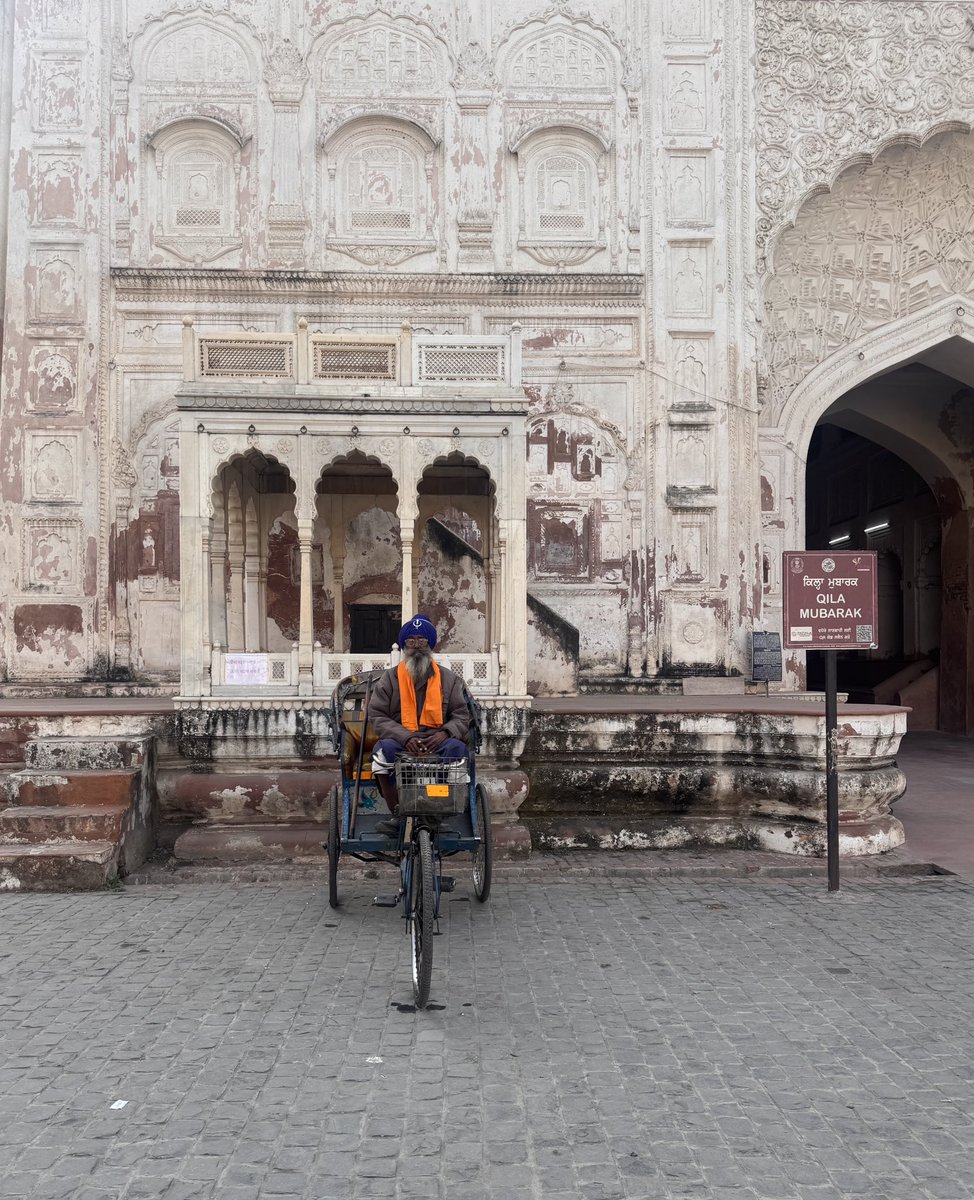 ਮਨੁ ਹਾਲੀ ਕਿਰਸਾਣੀ ਕਰਣੀ ਸਰਮੁ ਪਾਣੀ ਤਨੁ ਖੇਤੁ ॥
ਨਾਮੁ ਬੀਜੁ ਸੰਤੋਖੁ ਸੁਹਾਗਾ ਰਖੁ ਗਰੀਬੀ ਵੇਸੁ ॥