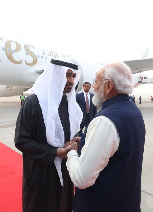 SaralVyangya's tweet photo. आज कृष्ण और सुदामा का प्रसंग याद आ गया 🚨

जब प्रधानमंत्री मोदी अपने भाई मोहम्मद बिन जायद अल नहयान से आज प्रोटोकॉल तोड़कर एयरपोर्ट पर जा मिले 

मैं सोच रहा हूँ कि जब दुबई के शेख ने हाल पूछा होगा तो मोदी जी ने क्या बताया होगा 

क्या उन्होंने बताया होगा कि 

👉बरेली में 12 लोग एक घर में नमाज़ पढ़ रहे थे उनको पुलिस ने गिरफ्तार कर लिया 

👉उड़ीसा में एक मुस्लिम को जय श्रीराम बुलवाकर तथाकथित गौ रक्��कों ने पीट पीटकर हत्या कर दिया 

👉मध्य प्रदेश के अब्दुल नईम द्वारा ख़ुद के 20 लाख रुपए का बनवाया हुआ स्कूल ढहा दिया गया 

विदेशी मुसलमान को भाई और अपने मुसलमान को?