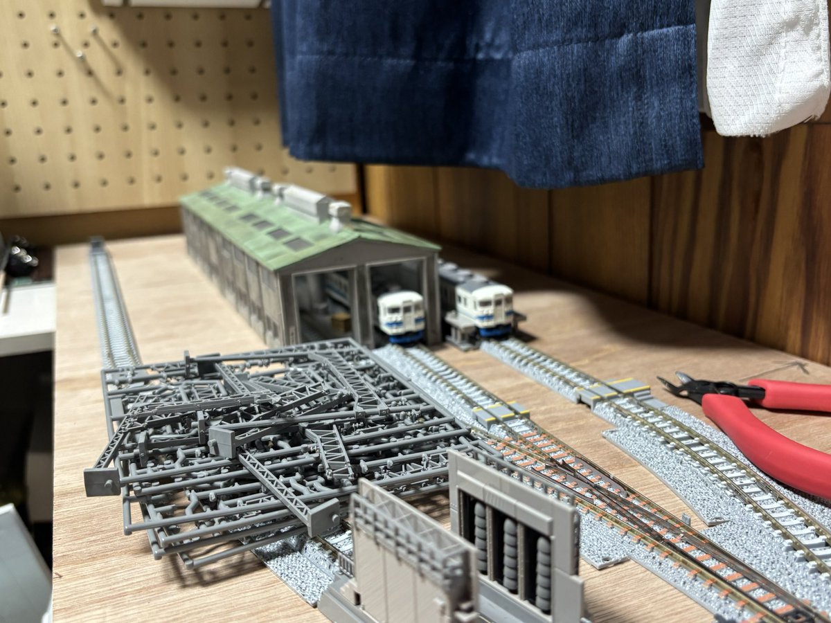 New_Dolphin71's tweet photo. 新電留線の製作風景&amp;進捗
新しく増設する電留線は6両×3本（増結で10両対応）、各4両対応の検査線、削正線、洗浄線を配置。ベース塗装や情景制作はまだですが、線路の仮配置が完了
#車両基地　#Nゲージ　#ジオラマ https://t.co/v0XP2XNbcS
