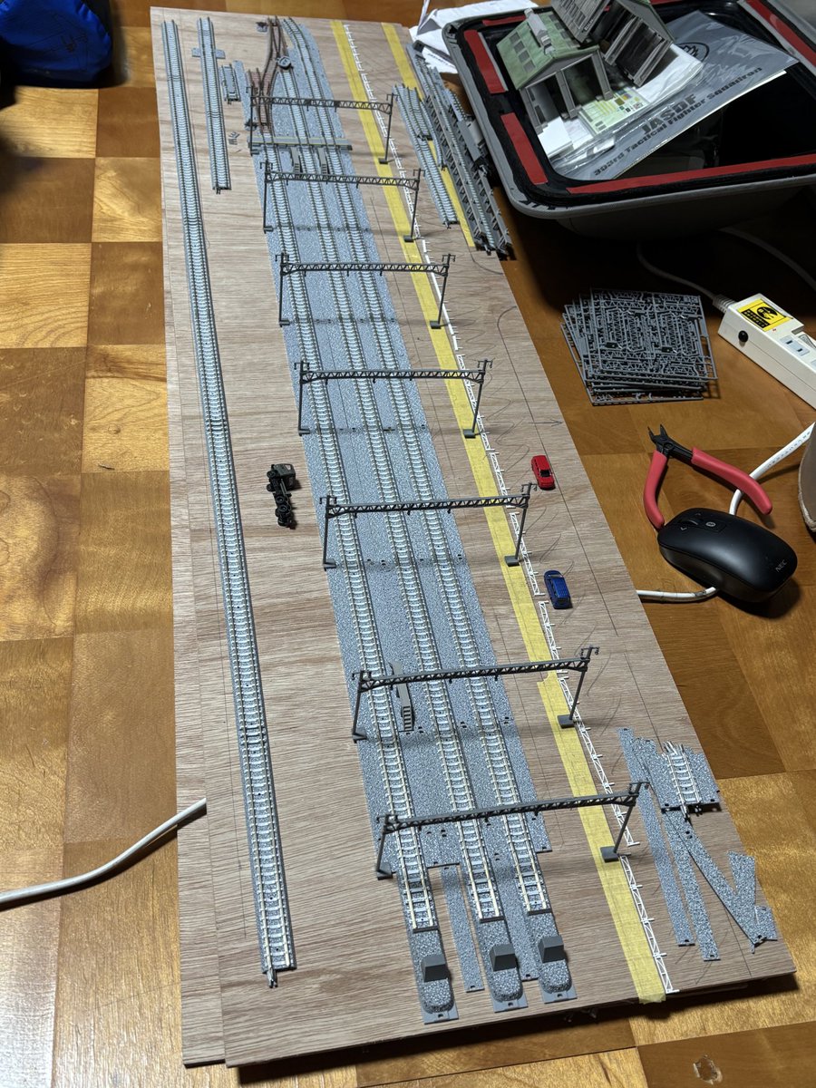 New_Dolphin71's tweet photo. 新電留線の製作風景&amp;進捗
新しく増設する電留線は6両×3本（増結で10両対応）、各4両対応の検査線、削正線、洗浄線を配置。ベース塗装や情景制作はまだですが、線路の仮配置が完了
#車両基地　#Nゲージ　#ジオラマ https://t.co/v0XP2XNbcS