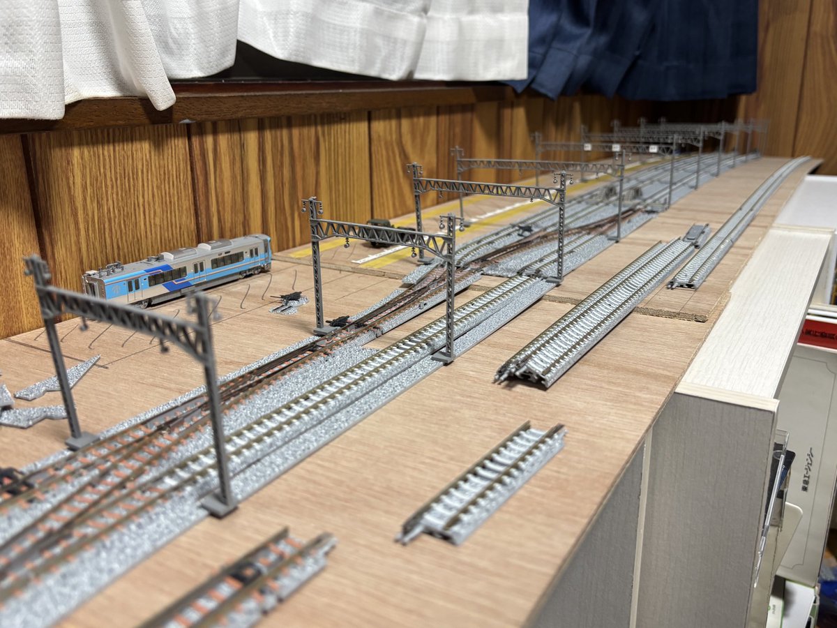 New_Dolphin71's tweet photo. 新電留線の製作風景&amp;進捗
新しく増設する電留線は6両×3本（増結で10両対応）、各4両対応の検査線、削正線、洗浄線を配置。ベース塗装や情景制作はまだですが、線路の仮配置が完了
#車両基地　#Nゲージ　#ジオラマ https://t.co/v0XP2XNbcS