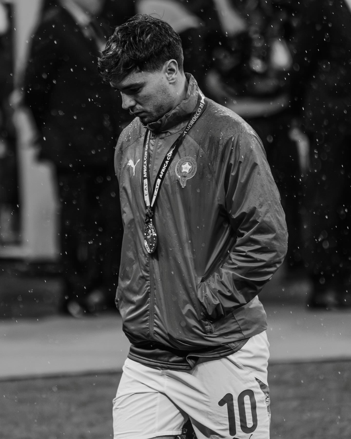 إبراهيم دياز عبر إنستغرام: "روحي تؤلمني، حلمت بهذا اللقب بسبب كل الحب الذي منحتموني إياه، كل رسالة، وكل مظاهر الدعم التي جعلتني أشعر أنني لست وحدي، قاتلت بكل ما أملك، وبقلبي قبل أي شيء". "بالأمس فشلت، وأتحمّل كامل المسؤولية، سيكون من الصعب التعافي، لأن هذا الجرح لا يلتئم بسهولة، لكنني سأحاول ليس من أجلي، بل من أجل كل من آمن بي، وكل من تألّم معي". "سأواصل المضيّ قدماً إلى أن يأتي يوم أستطيع فيه ردّ كل هذا الحب، وأن أكون مصدر فخر لشعبي المغربي" #كأس_أمم_أفريقيا 