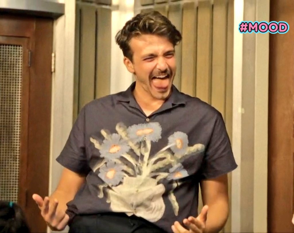 POV: <a href="/AaronBlommaert/">AaronBlommaert</a> die ervan geniet hoe iedereen confused is en er niks van snapt en het gespreksonderwerp wordt van de dag