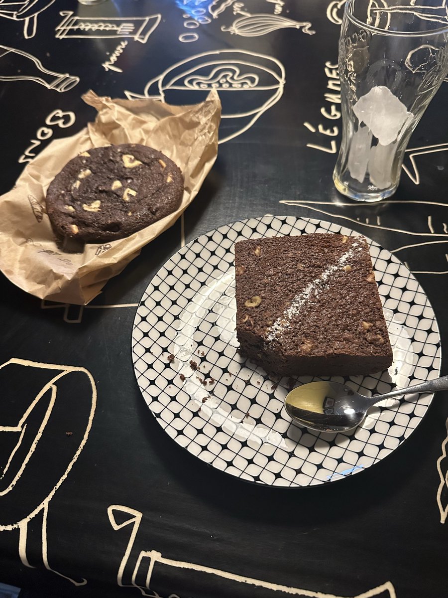 prof1054's tweet image. J’ai tellement une mère green flag. Elle savait que j’avais eu un week-end compliqué et, pour mon retour de l’école, elle m’avait acheté un super goûter.🥰 personne peut atteindre le niveau de ma maman♥️♥️♥️