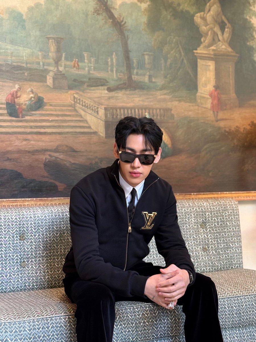 BAMBAMxBAMMIE's tweet image. 😎

#BamBam #뱀뱀
#LVMenFW26 #LouisVuitton 
#BamBamxLVMenFW26
@BamBam1A @LouisVuitton