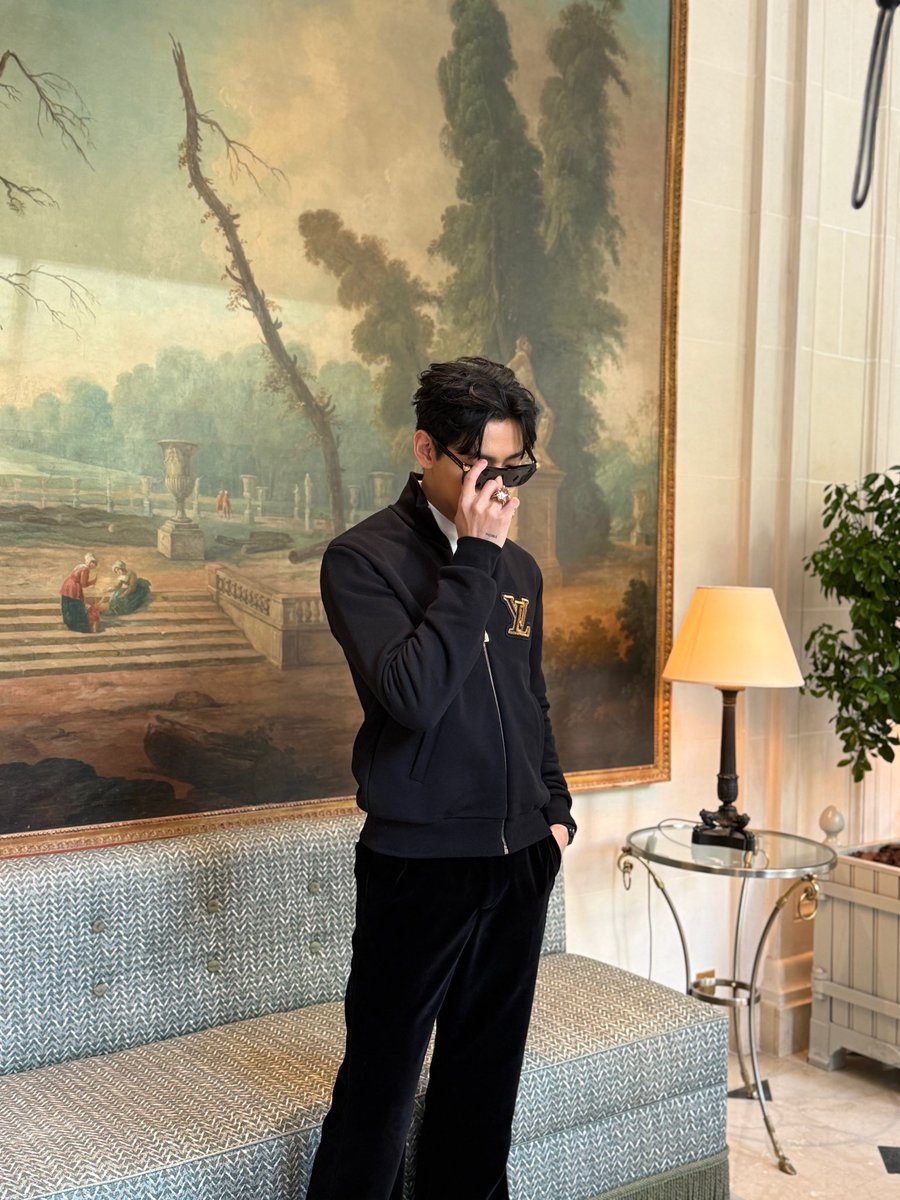 BAMBAMxBAMMIE's tweet image. 😎

#BamBam #뱀뱀
#LVMenFW26 #LouisVuitton 
#BamBamxLVMenFW26
@BamBam1A @LouisVuitton