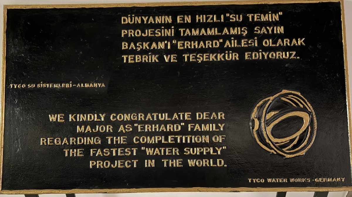 06melihgokcek's tweet photo. SIZE ŞIMDI KIZILIRMAK HATTINI YAPARKEN BIR HATIRAMI ANLATACAĞIM…

İHALEYi ALAN FIRMA,
İÇİ CERAMİK OLAN DEV VANALARI DÜNYANIN EN BÜYÜK TEKNOLOJİK ALMAN EHRHARDT FİRMASI’NA YAPTIRMAK ISTEDI.
FIRMA VANALARI BIR YILDA BITIREBILECEĞINI SÖYLEDI. HAFTADA BEŞ GÜN ÇALIŞABILECEKLERINI VE 
8 SAAT ÇALIŞABILECEKLERINI, CUMARTESI PAZAR ÇALIŞMAK IÇIN VE VARDIYA YAPMAK IÇIN ANCAK BELEDIYEDEN ÖZEL IZIN ALINMASI GEREKTIĞINI SÖYLEDI.

BEN DE DEDIM KI; “ bu vanaları bana iki ila üç ay içerisinde teslim edeceksiniz çaresi yok. Atlayıp Almanya’ya geliyorum belediye başkanından bizzat izin alacağım” DEDIM…

ALMANYA’YA GITTIM BELEDIYE BAŞKANINDAN ÖZEL RICADA BULUNDUM VE IZNI ALDIM.

VE 128 KILOMETRELIK ÜÇ HATTI (toplam 384 km) 7,5 AYDA BITIRMEK SURETIYLE BIR DÜNYA REKORU KIRDIK..

VE HEM ALMANYA’DAN HEM DE ABD’DEN 
DÜNYA SU ÖRGÜTÜNDEN “DÜNYANIN EN HIZLI SU TEMINI ÖDÜLÜ” ALDIK…

ANKARA BÜYÜKŞEHIR BELEDIYESI BAŞKANI OLARAK HAYATIM BOYUNCA BU GURURU HEP YAŞAYACAĞIM INŞALLAH…

EMEĞI GEÇEN TÜM FIRMALARA, 
TÜM IŞÇILERE BIR KEZ DAHA ŞÜKRANLARIMI SUNUYORUM…
