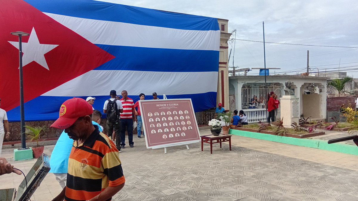 EppAMaceoPS's tweet photo. Acto en homenaje a los 32 combatientes cubanos que perdieron su vida en Venezuela, donde participan trabajadores y educandos de la Institución en #PalmaSoriano. #CubaEstáConVenezuela. @CubaMined, @DGEStgo, @dmePalmaS https://t.co/t1EZBIInVG