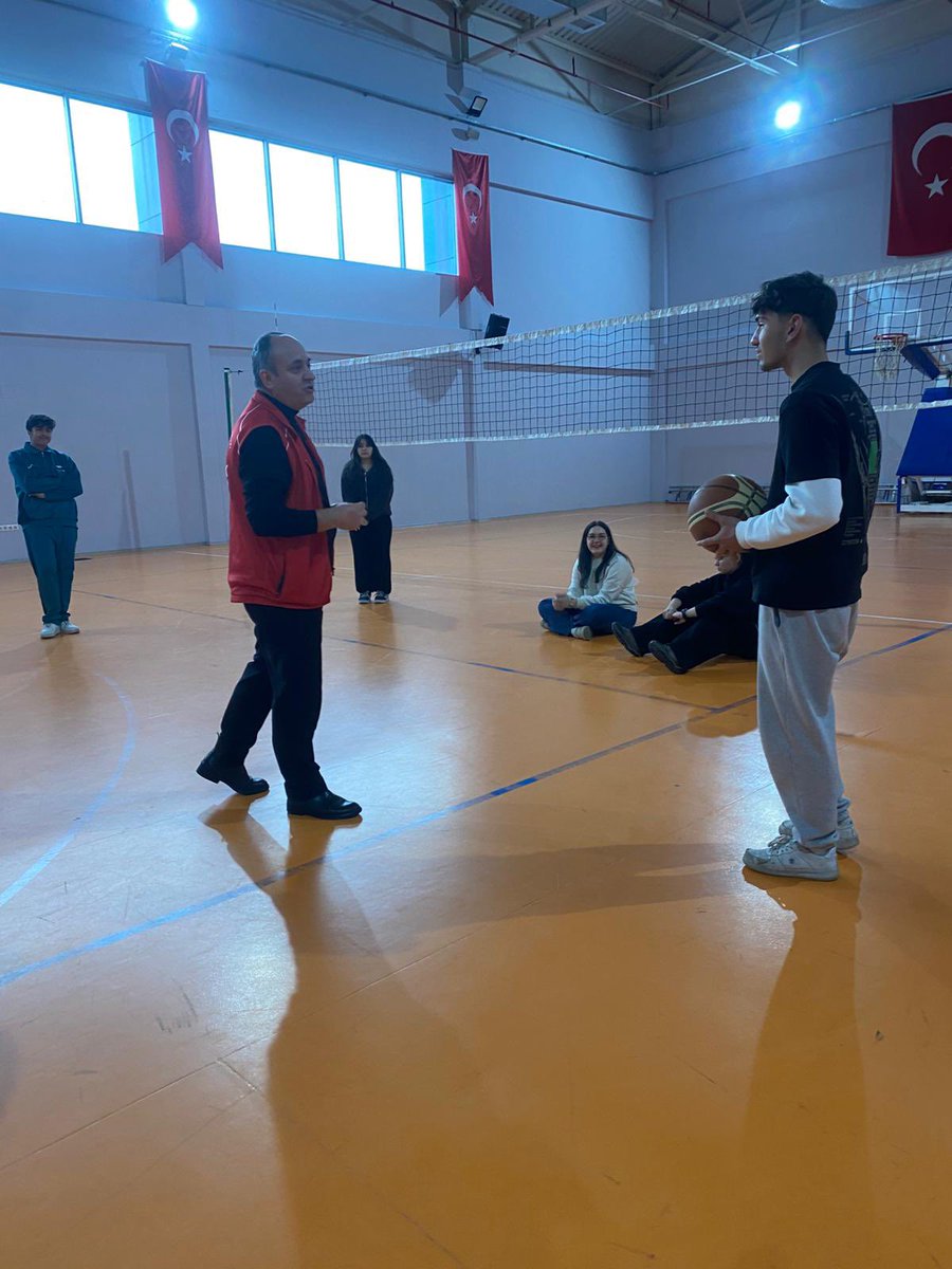GSB_BafraGM's tweet photo. GSB Gençlik Kış Kulübü bugün Bafra Gençlik Merkezimizde başladı! ❄️✨

Yarıyıl tatiline;
eğlence, öğrenme, paylaşım ve bol kahkaha eşlik ediyor.
Sosyal, kültürel, sportif ve sanatsal etkinliklerle dolu bu güzel yolculukta gençlerimizle bir aradayız. 🎨⚽📚

☺️ #gsbgm #bafragm https://t.co/OpVNElTHTq
