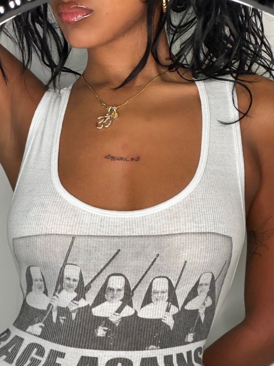 weversekatseye's tweet image. 💌 #LARA 190125

🗝️: I got some new tatssss
🗝️: 📷x1
🗝️: Its my name in tamil, vijayalakshmi
🗝️: omg the shirt is a band tshirt 

#KATSEYE @katseyeworld