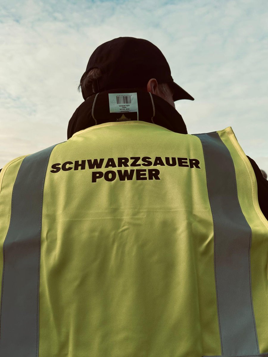 RathBlume's tweet photo. Für einen privaten Auftrag durften wir ein paar Warnwesten mit dem Schriftzug „schwarzsauer-Power“ veredeln.

Individuelle Kleinaufträge? Machen wir gern! https://t.co/bfUvFb3zOm