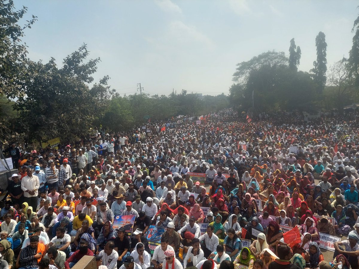 aviuv's tweet photo. आज पालघरमध्ये वाढवण बंदर विरोधी संघर्ष समिती आणि इतर सहयोगी संस्थानी मिळून वाढवण बंदर,मुरबे बंदर,सातपाटी टेक्सटाईल पार्क,समुद्री विमानतळ,चौथी मुंबई स्थानिक शेतकरी,मच्छिमार,डायमेकर्स,आदीवासींनी आंदोलन केल्याचे स्थानिकांनी सांगितले.
यासाठी तीसहजाराचा जनसमुदाय एकवटला होता (१) https://t.co/Cm7vIQ3aUT
