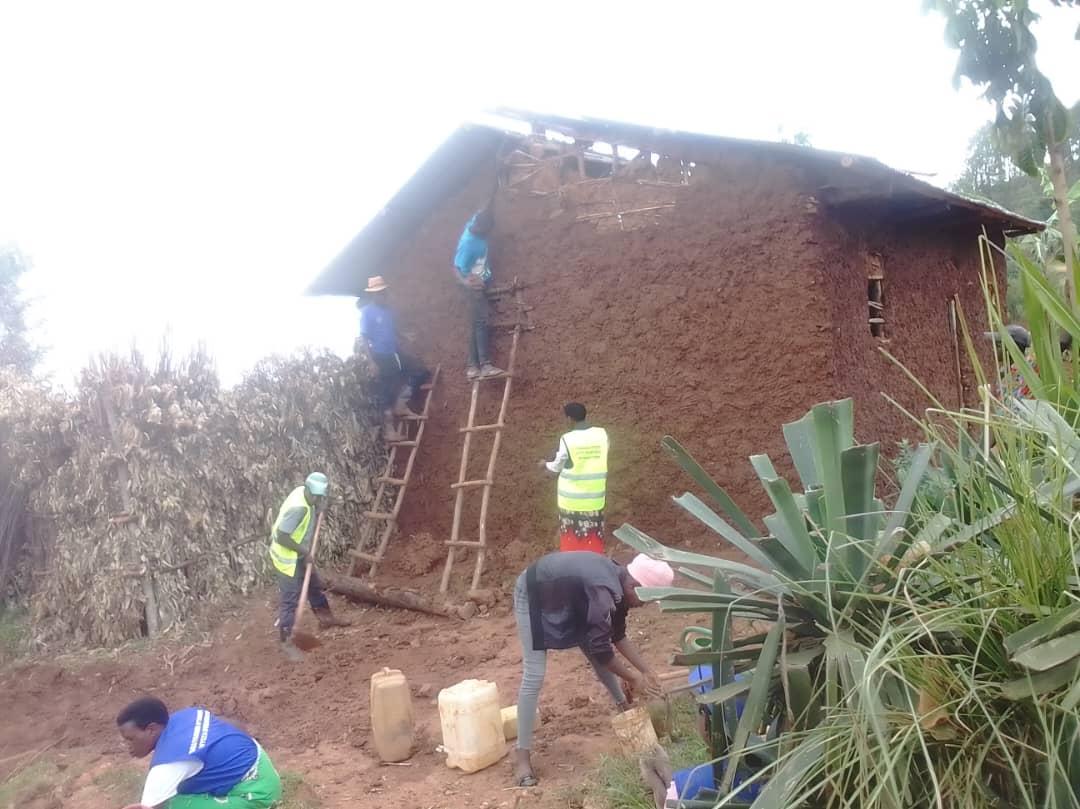 NyaruguruRyvcp's tweet photo. Mu Mirenge 14, igize Akarere ka #Nyaruguru, urubyiruko rukomeje ibikorwa bikemura ibibazo bibangamiye imibereho myiza y'abaturage. Abo mu Murenge wa #Rusenge, mu Kagari ka Mariba, Umudugudu wa Kabuye, bahomye inzu y'umuturage, bagamijwe kumutuza heza. https://t.co/8TI7efWKKq