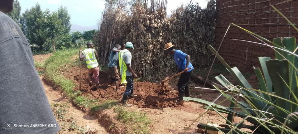NyaruguruRyvcp's tweet photo. Mu Mirenge 14, igize Akarere ka #Nyaruguru, urubyiruko rukomeje ibikorwa bikemura ibibazo bibangamiye imibereho myiza y'abaturage. Abo mu Murenge wa #Rusenge, mu Kagari ka Mariba, Umudugudu wa Kabuye, bahomye inzu y'umuturage, bagamijwe kumutuza heza. https://t.co/8TI7efWKKq