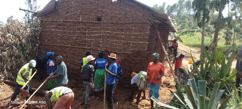 NyaruguruRyvcp's tweet photo. Mu Mirenge 14, igize Akarere ka #Nyaruguru, urubyiruko rukomeje ibikorwa bikemura ibibazo bibangamiye imibereho myiza y'abaturage. Abo mu Murenge wa #Rusenge, mu Kagari ka Mariba, Umudugudu wa Kabuye, bahomye inzu y'umuturage, bagamijwe kumutuza heza. https://t.co/8TI7efWKKq