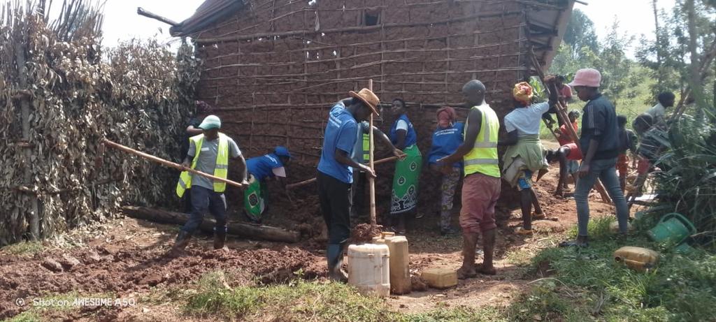 NyaruguruRyvcp's tweet photo. Mu Mirenge 14, igize Akarere ka #Nyaruguru, urubyiruko rukomeje ibikorwa bikemura ibibazo bibangamiye imibereho myiza y'abaturage. Abo mu Murenge wa #Rusenge, mu Kagari ka Mariba, Umudugudu wa Kabuye, bahomye inzu y'umuturage, bagamijwe kumutuza heza. https://t.co/8TI7efWKKq