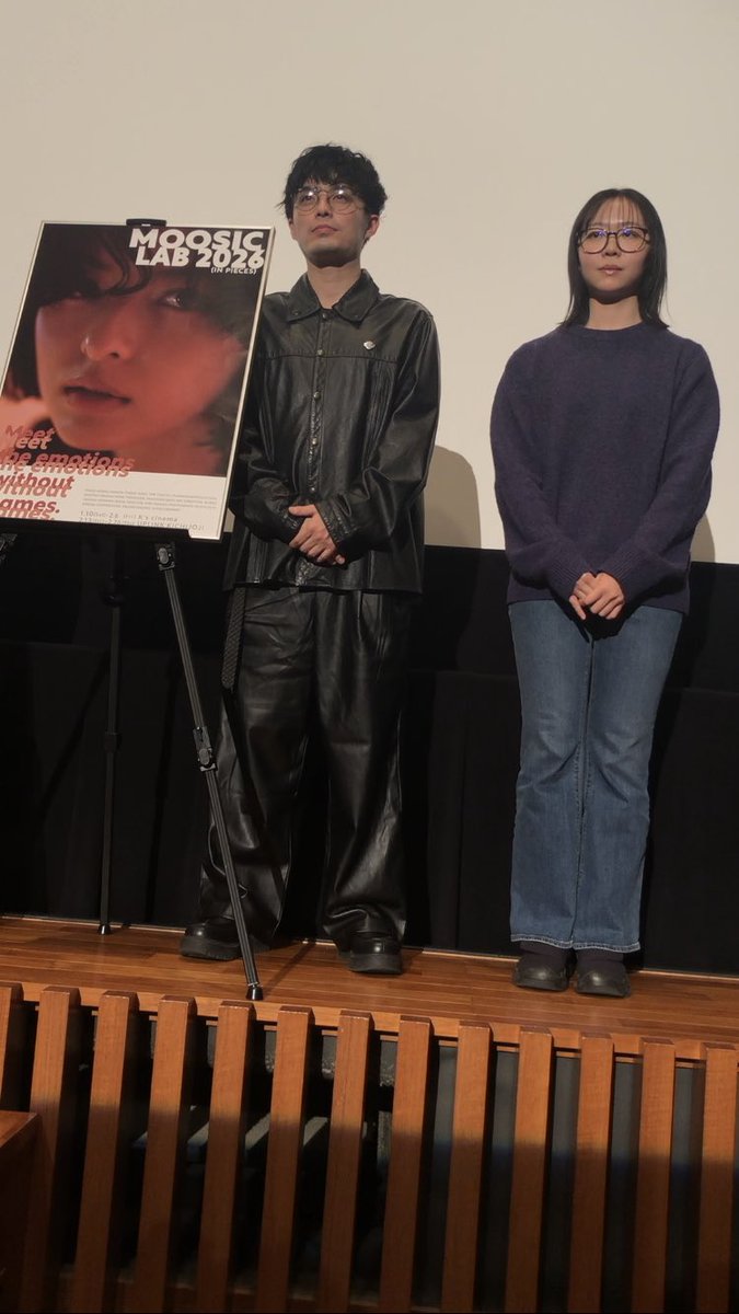 secondkotetsu's tweet photo. 『#3月11日』『#夢と進路』『#POTOF』の3作品を鑑賞🎥✨
『3月11日』
#遠藤百華 監督が、東日本大震災を忘れないという思いを込めた傑作✨
喪失からの再生、遺された者への継承、確実に時が流れて歴史が紡がれていく中で、忘れてはいけない事を教えてくれる脚本が秀逸。
#鈴木唯 さんが投影された宙が素敵で、彼女の存在が救いと癒しを体現していたし、震災を経た先にしかない命もあるという事も、決して忘れてはならない。
鈴木さんをキャスティングした上に、鈴木さんに魅せられて脚本も変えた、遠藤監督の判断もお見事。
#五十嵐諒 さんや #小夏和子 さんの、感情が伝わる繊細な演技も素晴らしかった。
『夢と進路』
『3月11日』の後に鑑賞すると、単体で観た時とはまた異なる後味があって良い感じ。
タイトルや結末に新たな印象が付加されるようで味わい深い。
何度観ても、#日高七海 さんの演技が素敵で魅せられるし、#齊藤広大 さん達の個性豊かな演技を活かした #前田聖来 監督の脚本や演出も素晴らしかった。
『POTOF』
#須藤しぐま 監督の脚本が秀逸で、展開が面白い。
#中村映里子 さんの演技が素敵だったし、#武井壮 さん達の丁寧な演技も光っていた。
舞台挨拶は、日高七海さんが来れなかったのが残念だったが、様々な話が聞けて良かったし、ポストカードをお迎えできた上にサインも貰えて嬉しかった🦭✨
#のらざらし
#MOOSICLAB2026
#ぬい活 #ぬい撮り