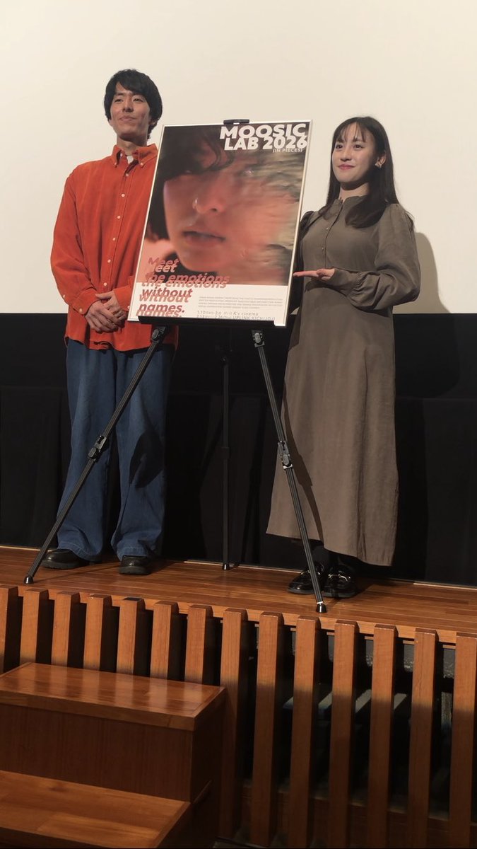 secondkotetsu's tweet photo. 『#3月11日』『#夢と進路』『#POTOF』の3作品を鑑賞🎥✨
『3月11日』
#遠藤百華 監督が、東日本大震災を忘れないという思いを込めた傑作✨
喪失からの再生、遺された者への継承、確実に時が流れて歴史が紡がれていく中で、忘れてはいけない事を教えてくれる脚本が秀逸。
#鈴木唯 さんが投影された宙が素敵で、彼女の存在が救いと癒しを体現していたし、震災を経た先にしかない命もあるという事も、決して忘れてはならない。
鈴木さんをキャスティングした上に、鈴木さんに魅せられて脚本も変えた、遠藤監督の判断もお見事。
#五十嵐諒 さんや #小夏和子 さんの、感情が伝わる繊細な演技も素晴らしかった。
『夢と進路』
『3月11日』の後に鑑賞すると、単体で観た時とはまた異なる後味があって良い感じ。
タイトルや結末に新たな印象が付加されるようで味わい深い。
何度観ても、#日高七海 さんの演技が素敵で魅せられるし、#齊藤広大 さん達の個性豊かな演技を活かした #前田聖来 監督の脚本や演出も素晴らしかった。
『POTOF』
#須藤しぐま 監督の脚本が秀逸で、展開が面白い。
#中村映里子 さんの演技が素敵だったし、#武井壮 さん達の丁寧な演技も光っていた。
舞台挨拶は、日高七海さんが来れなかったのが残念だったが、様々な話が聞けて良かったし、ポストカードをお迎えできた上にサインも貰えて嬉しかった🦭✨
#のらざらし
#MOOSICLAB2026
#ぬい活 #ぬい撮り