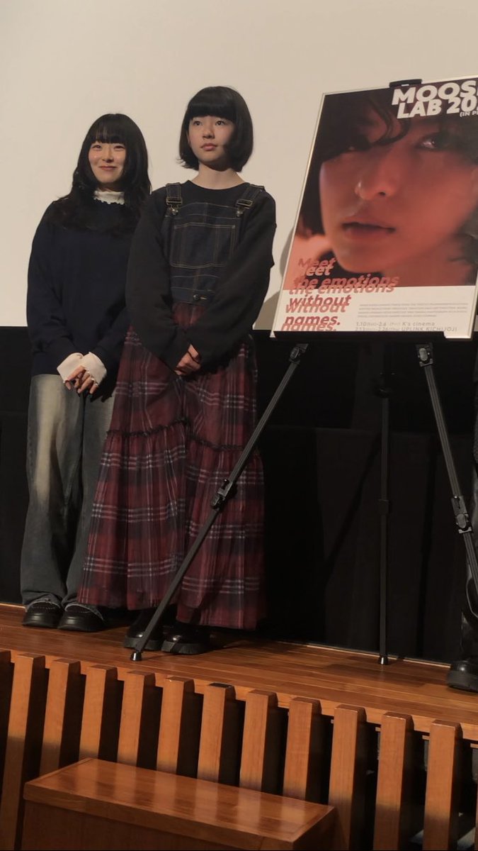 secondkotetsu's tweet photo. 『#3月11日』『#夢と進路』『#POTOF』の3作品を鑑賞🎥✨
『3月11日』
#遠藤百華 監督が、東日本大震災を忘れないという思いを込めた傑作✨
喪失からの再生、遺された者への継承、確実に時が流れて歴史が紡がれていく中で、忘れてはいけない事を教えてくれる脚本が秀逸。
#鈴木唯 さんが投影された宙が素敵で、彼女の存在が救いと癒しを体現していたし、震災を経た先にしかない命もあるという事も、決して忘れてはならない。
鈴木さんをキャスティングした上に、鈴木さんに魅せられて脚本も変えた、遠藤監督の判断もお見事。
#五十嵐諒 さんや #小夏和子 さんの、感情が伝わる繊細な演技も素晴らしかった。
『夢と進路』
『3月11日』の後に鑑賞すると、単体で観た時とはまた異なる後味があって良い感じ。
タイトルや結末に新たな印象が付加されるようで味わい深い。
何度観ても、#日高七海 さんの演技が素敵で魅せられるし、#齊藤広大 さん達の個性豊かな演技を活かした #前田聖来 監督の脚本や演出も素晴らしかった。
『POTOF』
#須藤しぐま 監督の脚本が秀逸で、展開が面白い。
#中村映里子 さんの演技が素敵だったし、#武井壮 さん達の丁寧な演技も光っていた。
舞台挨拶は、日高七海さんが来れなかったのが残念だったが、様々な話が聞けて良かったし、ポストカードをお迎えできた上にサインも貰えて嬉しかった🦭✨
#のらざらし
#MOOSICLAB2026
#ぬい活 #ぬい撮り