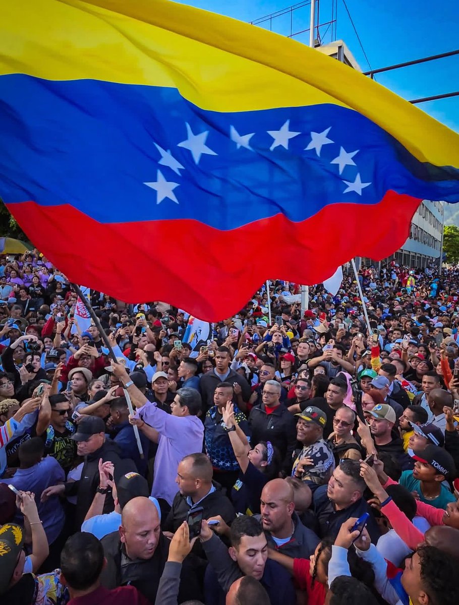 Hubo alguna "insurrección popular" en Venezuela que sacara a Maduro? NO.
Hubo un golpe militar en Venezuela que derrocara a Maduro? NO.
Hubo una destitución por la vía Constitucional de Maduro? NO.
Maduro fué SECUESTRADO por Estados Unidos, sigue siendo el Presidente