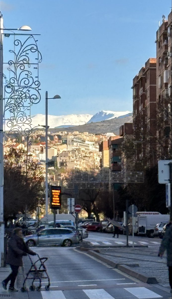 Me sumo al #ComparteTuAtardecer con este engaño de luz. En Granada no necesitamos que caiga el sol para sentir el peso del día; nos basta mirar hacia arriba. Es una tarde anticipada, un pacto entre el asfalto y la nieve que ya huele a la helada que nos espera. ❄️🏔️