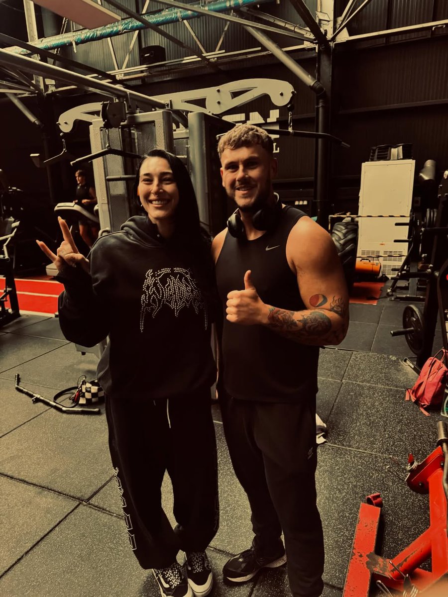 AMari552's tweet photo. Rhea always being so heartwarming and kind with her most loyable Mosherz around the globe π
Sharing a unique moment with Tyler thar would last forever in them minds π
#Mosherz https://t.co/Cj2qm1DcaX