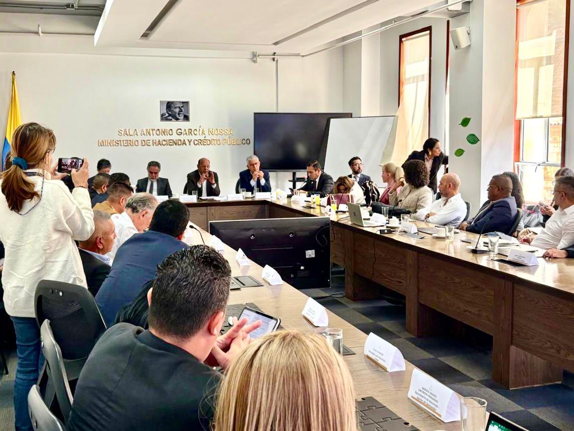 GralJuvenalDiaz's tweet photo. Defendiendo los recursos de los departamentos

A esta hora participo, junto a gobernadores y gobernadoras del país, en reunión con el Ministerio de Hacienda por el decreto de Emergencia Económica que afecta las finanzas departamentales. Desde Santander cuidamos los recursos que garantizan seguridad, inversión social y desarrollo para nuestra gente.