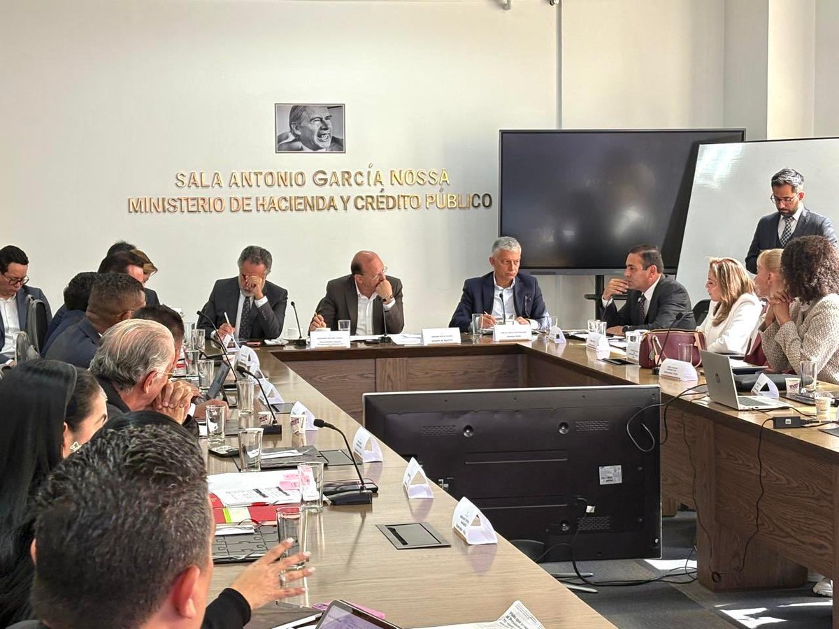GralJuvenalDiaz's tweet photo. Defendiendo los recursos de los departamentos

A esta hora participo, junto a gobernadores y gobernadoras del país, en reunión con el Ministerio de Hacienda por el decreto de Emergencia Económica que afecta las finanzas departamentales. Desde Santander cuidamos los recursos que garantizan seguridad, inversión social y desarrollo para nuestra gente.