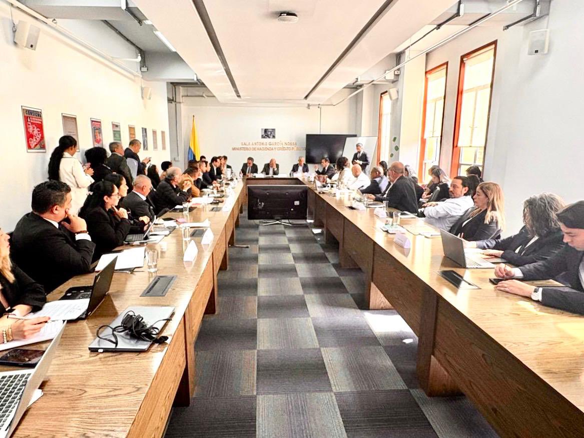 GralJuvenalDiaz's tweet photo. Defendiendo los recursos de los departamentos

A esta hora participo, junto a gobernadores y gobernadoras del país, en reunión con el Ministerio de Hacienda por el decreto de Emergencia Económica que afecta las finanzas departamentales. Desde Santander cuidamos los recursos que garantizan seguridad, inversión social y desarrollo para nuestra gente.